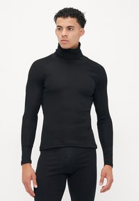 Sort langærmet poloshirt lavet af strækbart stof, med en tætsiddende pasform, høj krave og uden synlige mønstre eller detaljer.