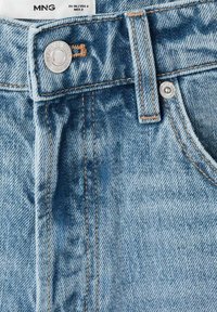 Blugi din denim bleu deschis, cu închidere cu nasturi, cusături portocalii contrastante și suprafață texturată. Include un design clasic cu cinci buzunare.