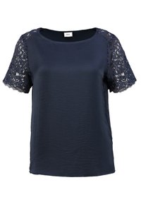 Mörkblå kortärmad topp med en slät tygkropp och intrikata spetsdetaljer på ärmarna. Rund halsringning och avslappnad passform.