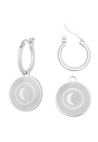 Orecchini a cerchio in argento con pendenti circolari. I pendenti presentano un design a luna crescente con un motivo di raggi solari attorno al bordo. Texture liscia.