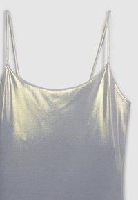 Top canotta argentata lucida con sottili spalline regolabili, caratterizzato da una texture liscia e un design semplice e minimalista.