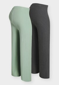 Δύο ζευγάρια ριμπ πλεκτά παντελόνια σε ανοιχτό πράσινο και σκούρο γκρι, εμφανιζόμενα από πίσω με φαρδιά γραμμή και ελαστικές μέσες.