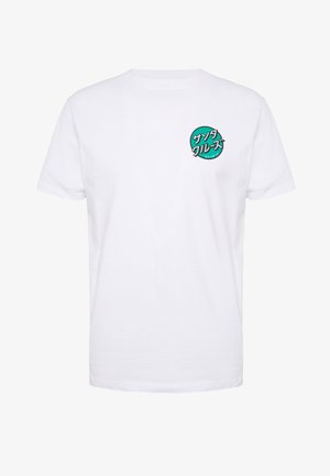 En enkel vit t-shirt med kort ärm, med en liten rund teal- och svart logotyp som har japanska tecken på vänster bröstområde.