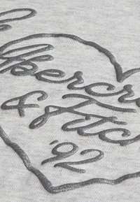 Abercrombie & Fitch LAUREL HEART BABY TEE - Print T-shirt - light grey heather