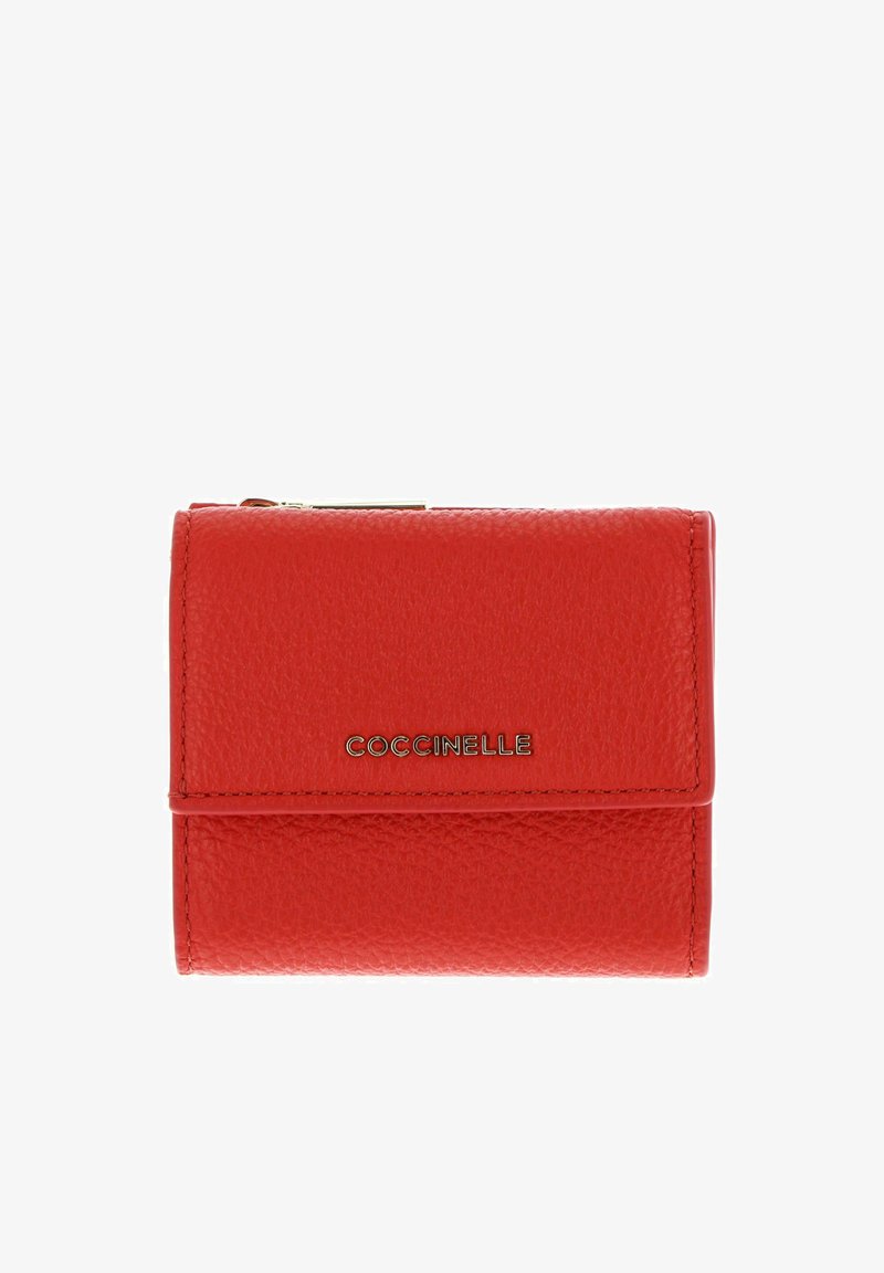 Portefeuille compact en cuir rouge texturé avec une fermeture éclair dorée et le logo "Coccinelle" sur le rabat avant.