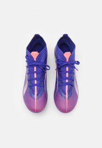 Zapatillas deportivas texturizadas en púrpura y rosa con un diseño de estilo alto, cordones planos y acentos laterales en blanco.