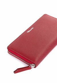 Cartera de cuero rojo con un acabado texturizado, que presenta un zipper plateado y un pequeño tirador. Logo mostrado en la parte frontal.