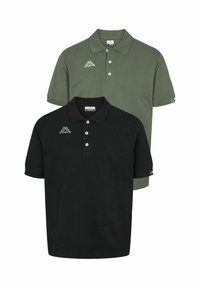 To Kappa-poloer, en svart og en olivengrønn, hver med tre-knappers lukking og logo på brystet.