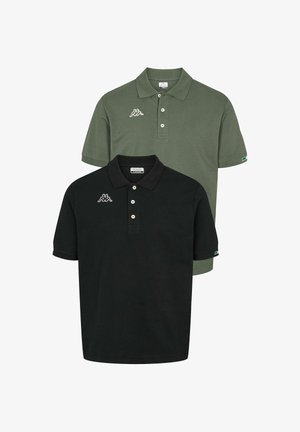 Zwei Kappa-Poloshirts, eines in Schwarz und eines in Olivgrün, jeweils mit einer dreiknöpfigen Knopfleiste und einem Logo auf der Brust.