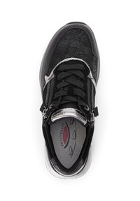 Zwarte sportschoen met een gestructureerde leren bovenzijde, vetersluiting, zilverkleurige accenten en een gevoerde grijze binnenzool voor comfort.