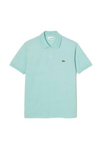 Polo shirt azzurro chiaro in cotone, con colletto classico e maniche corte. Logo Lacoste ricamato in verde sul lato sinistro del petto.