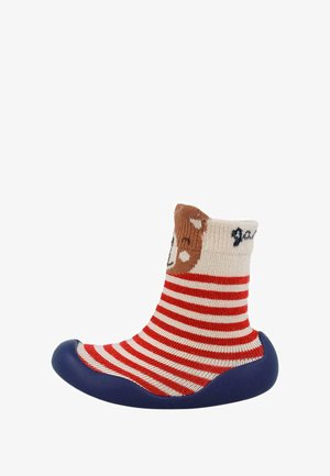 Zapato de calcetín infantil con rayas horizontales rojas y blancas, una cara de oso marrón en el tobillo y una suela de goma azul marino.