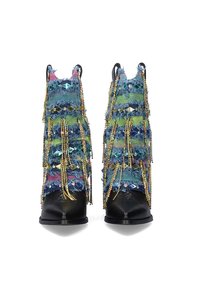 Botas de tacón chunky con flecos multicolores hechos de denim y cuentas. Base negra, con acentos vibrantes en azul, verde y púrpura.