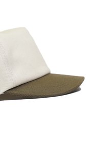 Cap mit einer strukturierten cremefarbenen Oberseite und einem dunkeloliven, strukturierten Schirm. Verfügt über ein zweifarbliches Design und robuste Nähdetails.