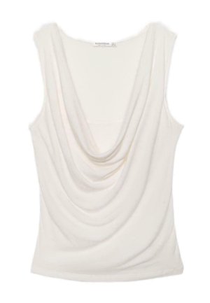Ærmeløs hvid top med dyb, draperet kaskadehalsudskæring og blødt, flydende stof.