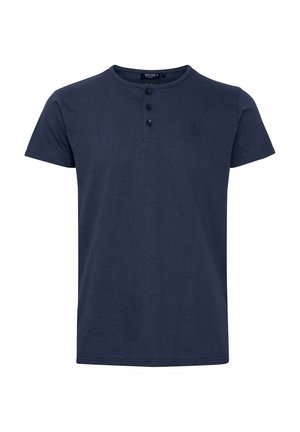Navyblauwe korte mouwen henley t-shirt met drieknoopsluiting, zachte katoenstof en een subtiele logodetail op de borst.