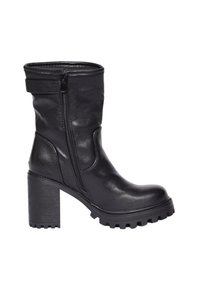 Stivaletto in pelle nera con tacco spesso, zip laterale e suola in gomma strutturata. Presenta una finitura liscia e accenti minimi.