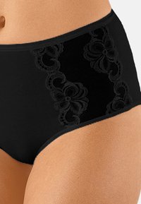 Schwarze hochgeschnittene Unterwäsche mit transparenten Spitzenverzierungen und floralen Mustern an den Seiten. Glatte Textur und elastischer Bund.