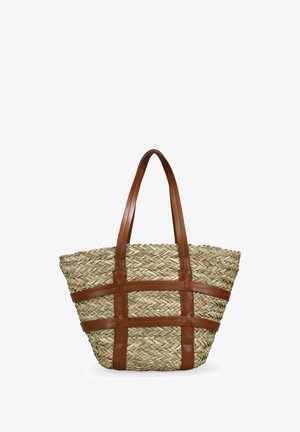 Bolso de paja trenzada con amplias correas y asas de cuero marrón, en forma trapezoidal, adecuado para uso diario o compras.