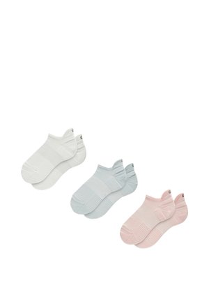 Trzy pary niskich skarpetek w kolorach białym, jasnoniebieskim i jasno różowym ułożone na płasko na białym tle.