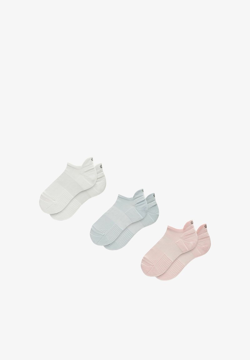 Tres pares de calcetines de corte bajo en blanco, azul claro y rosa claro, colocados planos sobre un fondo blanco.