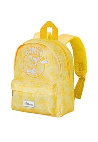Mochila amarilla con un acabado brillante, que presenta un estampado de Bambi y un diseño de patrones. Tiene un cierre con cremallera y correas acolchadas de malla.