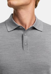 Graues Poloshirt aus Strickstoff mit klassischem Kragen, drei grauen Knöpfen und gerippter Textur am Kragen und der Knopfleiste.