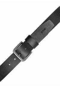Czarny skórzany pasek o teksturowanym wykończeniu, z metalową klamrą i wieloma otworami do regulacji. Logo marki wytłoczone na pasku.