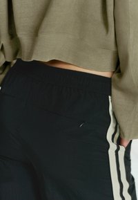 Next SIDE JOGGERS  - Verryttelyhousut - black ecru cream