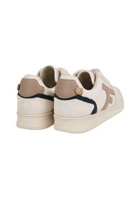 Un paio di sneakers casual beige e beige chiaro con rifiniture nere e dettaglio in legno, viste da dietro su uno sfondo bianco.