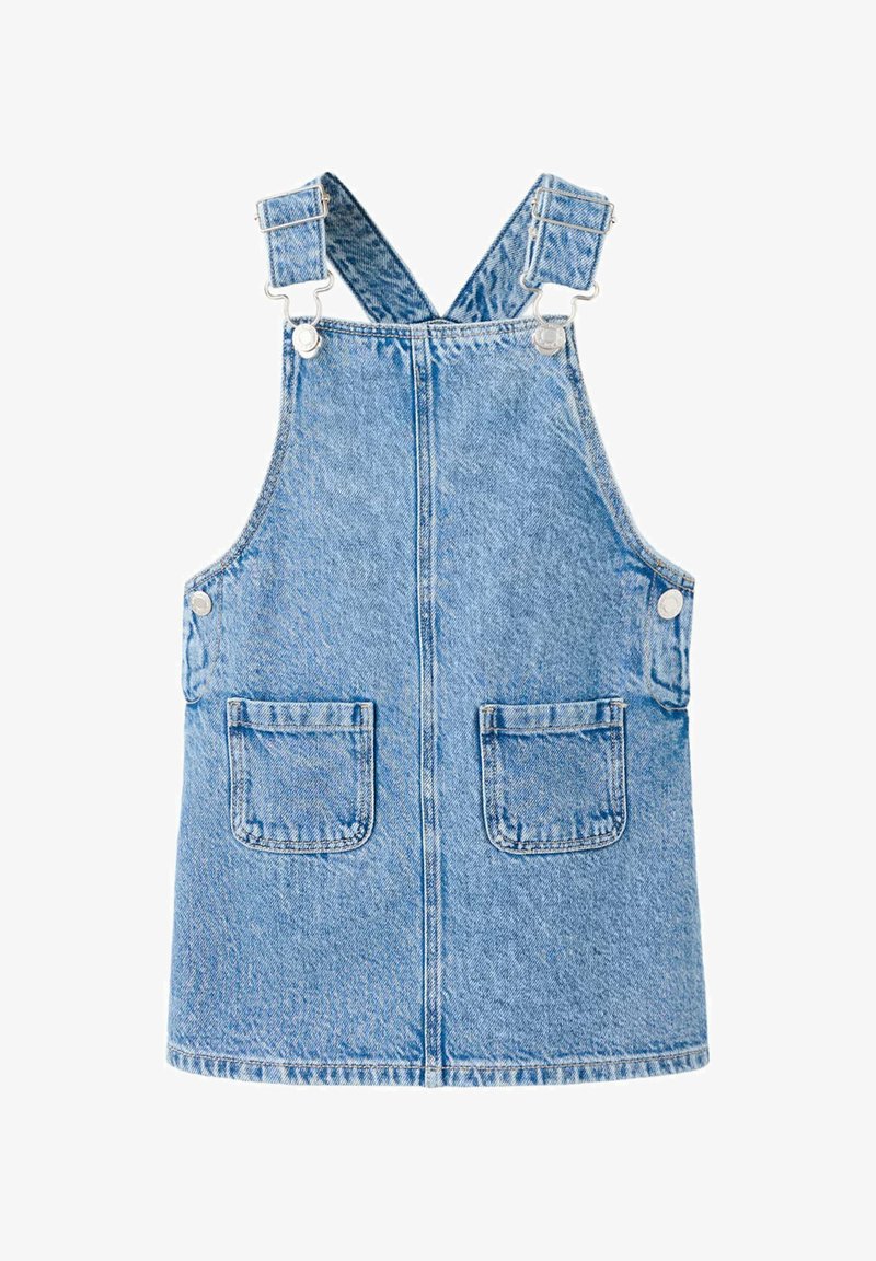 Robe salopette en denim bleu clair avec bretelles ajustables et deux poches plaquées devant, présentée sur fond blanc.