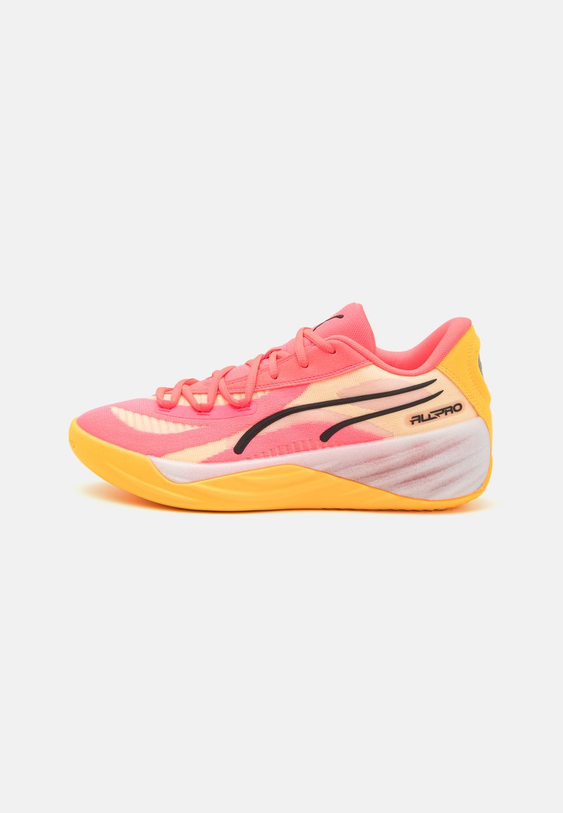 Sportssko med en pink og gul farveskema, mesh-overdel med striber og en tekstureret gummisål. Inkluderet sort brandingdetalje.