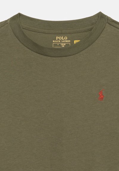 Φανέλα Polo Ralph Lauren σε ελαιί πράσινο χρώμα με στρογγυλή λαιμόκοψη και μικρό κόκκινο κεντημένο λογότυπο παίκτη πόλο στο στήθος.