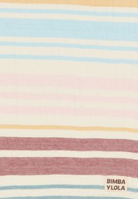Multikleurige gestreepte textiel met blauwe, roze, witte en bruine tinten. Bevat een bruine merketiket met de tekst "BIMBA Y LOLA." Zachte textuur.