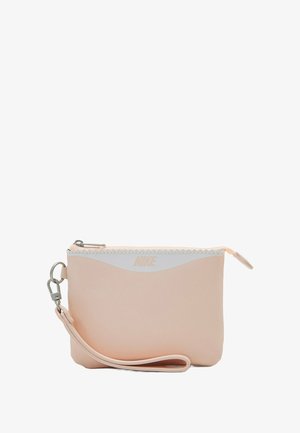 Pouch in nylon rosa con zip argentata, parte superiore curva bianca e tracolla staccabile. Presenta il logo Nike stampato in bianco sulla parte superiore.