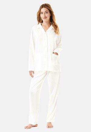 Conjunto de pijama blanco que incluye una camisa con botones y un bolsillo, además de pantalones largos, fabricado en una tela suave con un sutil patrón a cuadros.