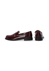 Burgunderfarbene Lederloafer mit glatter Oberfläche, die an der Vorderkappe eine gestickte Akzentuierung und eine niedrige schwarze Gummisohle aufweisen.