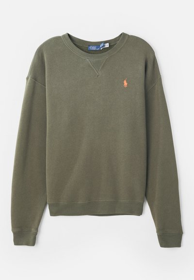 Ελαιόχρονος φούτερ φτιαγμένο από βαμβάκι, με στρογγυλή λαιμόκοψη, ριμπ μανσέτες και μικρό πορτοκαλί κεντητό λογότυπο. Μαλακή υφή.