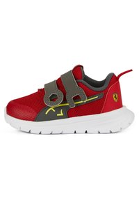 Červené a šedé dětské tenisky s žlutým akcentem, dvojí suchý zip, bílá podrážka a logo Ferrari na patě.