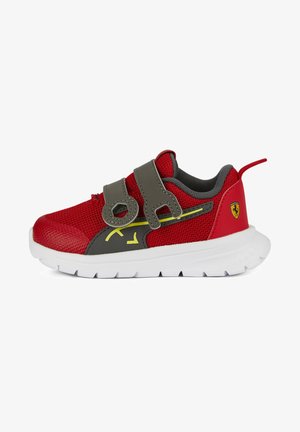 Sneaker per bambini rosso e grigio con accenti gialli, doppie fascette in velcro, suola bianca e logo Ferrari sul tallone.