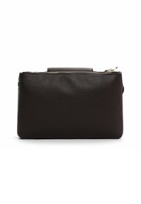 Černá kožená kabelka typu clutch s texturovaným povrchem, obdélníkovým tvarem, horním zipovým uzávěrem a malou rukojetí na zadní straně.