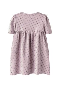 Robe courte lilas à manches courtes en coton doux, présentant une taille froncée et un motif coquillage répétitif, avec un col rond et une coupe décontractée.