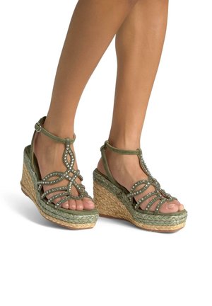 Sandali wedge verdi con embellishments simili a cristalli, dotati di una piattaforma in juta intrecciata e un design a fascia incrociata.