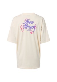Kremowa, oversize koszulka z krótkim rękawem. Z tyłu znajduje się grafika "Love Struck" w odcieniach fioletu i różu oraz zaokrąglony dekolt.