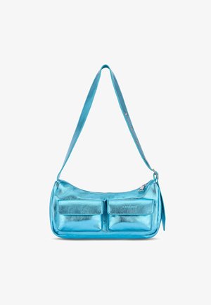 Bolso de hombro azul metálico con dos bolsillos frontales, forma curva, correa ajustable y textura suave. Presenta detalles en hardware plateado.