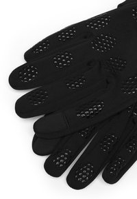 Svarta handskar i texturerad tyg, utrustade med gummibelagda greppytor i cirkulära mönster på fingrar och handflator för förbättrat grepp.