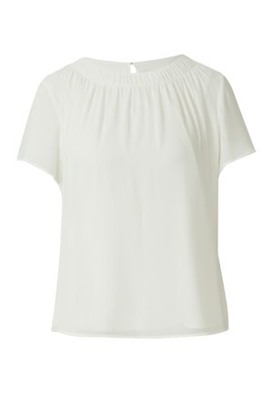 Witte blouse met korte mouwen, geplooide halslijn en kleine knoopsluiting aan de achterkant, afgebeeld tegen een witte achtergrond.