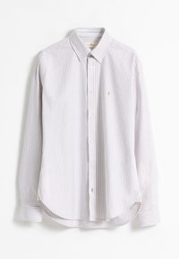 Camisa de botones a rayas en púrpura claro y blanco. Presenta un cuello clásico, mangas largas y dobladillo redondeado. Está hecha de tejido de punto.