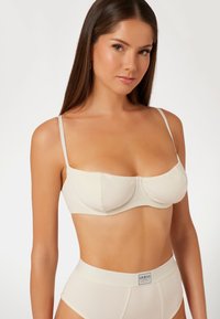 Guess - Biustonosz balkonetka