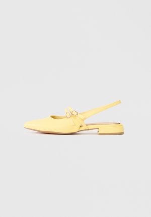 Chaussure à talon ouvert en cuir jaune avec un bout pointu, deux brides ajustables, un petit talon carré et une texture lisse. Design simple avec des détails минимaux.
